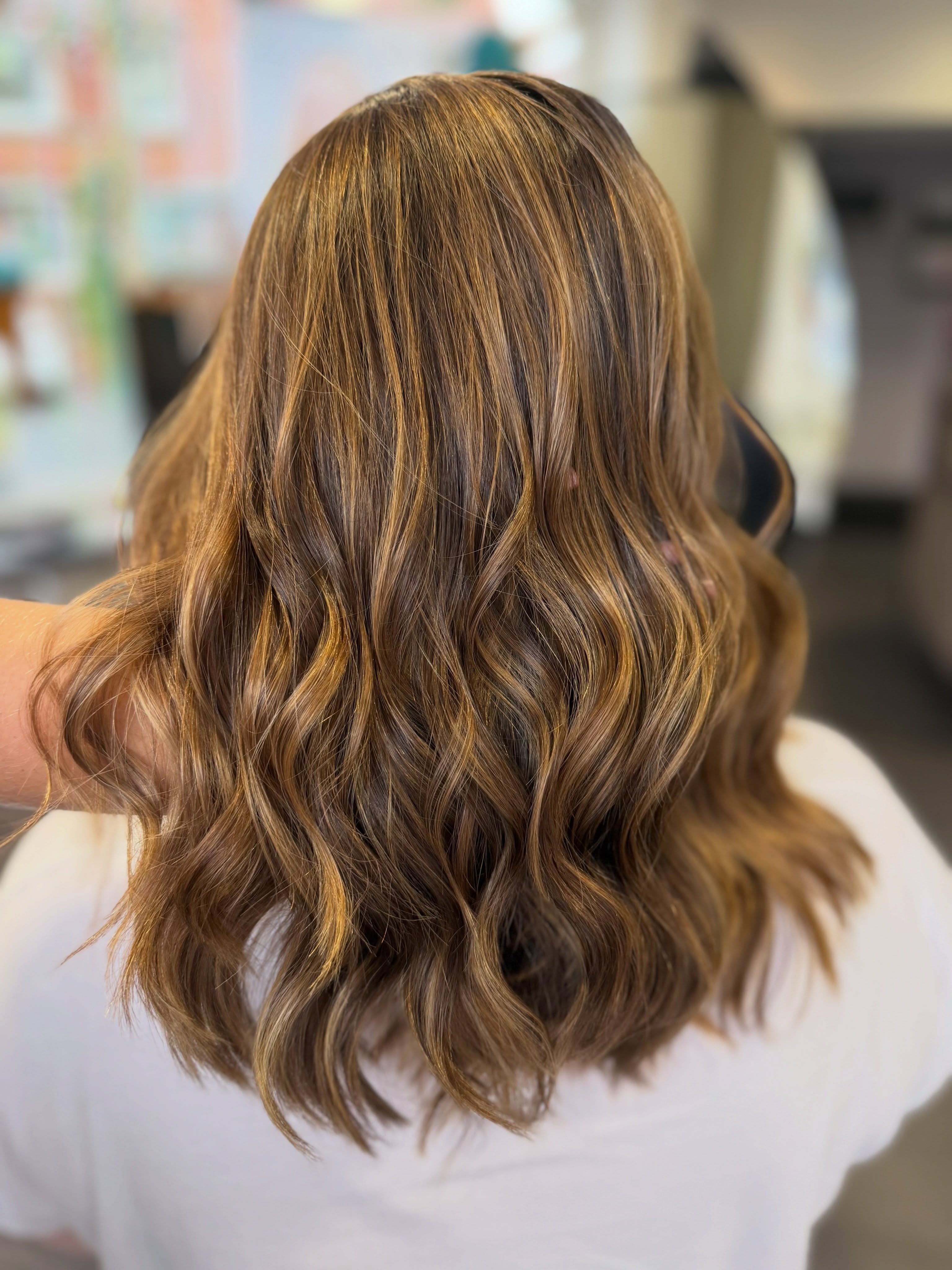 Balayage Refresh ✨🤎
Die Kundin wünschte sich, ihre Balayage wieder etwas höher zu setzen – dabei aber weiterhin natürlich und soft zu bleiben und nicht zu blond zu werden.
Dafür haben wir mit einer Foilyage gearbeitet und im Anschluss mit Shinefinity ein Glossing gesetzt. ✨
Das Ergebnis: natürliche, warme Dimension, weiche Übergänge und ganz viel Glanz, genau die richtige Mischung aus aufgefrischt und trotzdem natürlich.
#bremen #foliage #shinefinity #bremenarsten #beforeandafter