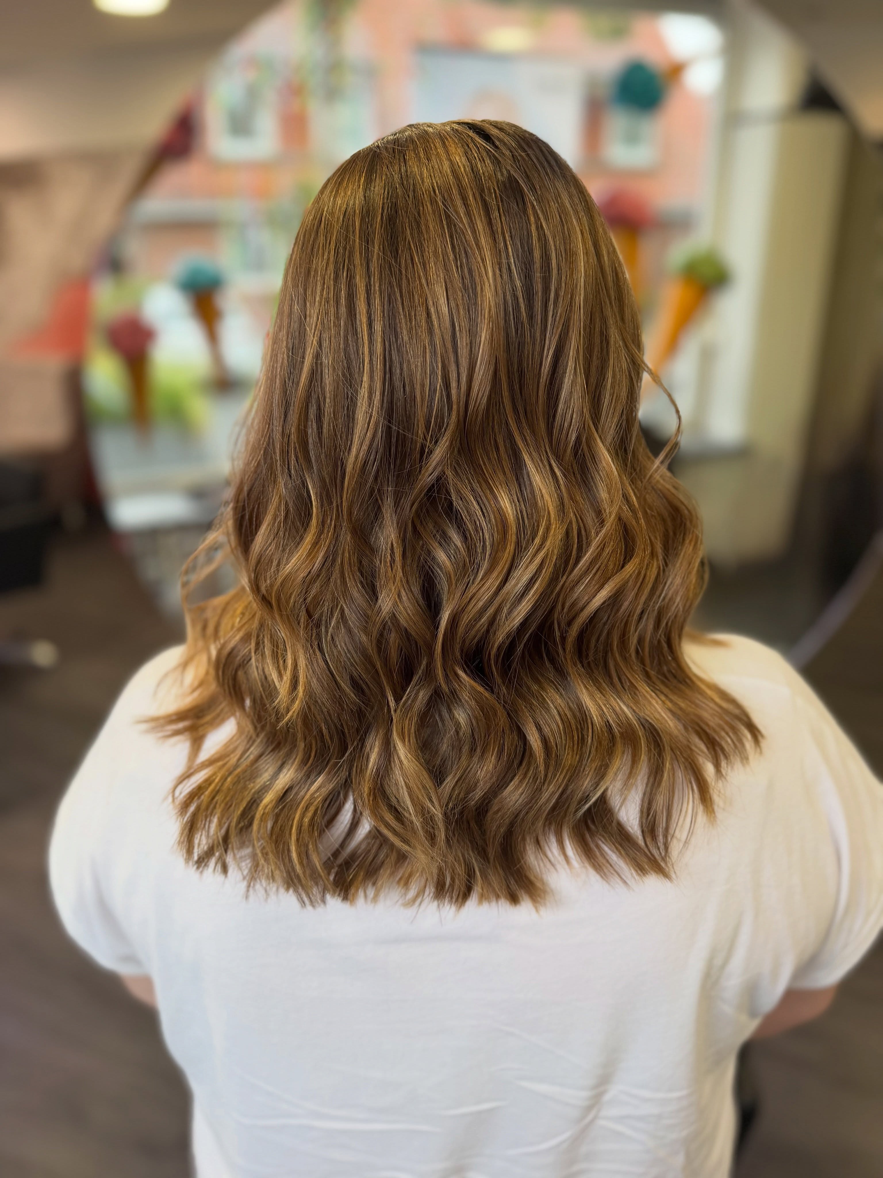 Balayage Refresh ✨🤎
Die Kundin wünschte sich, ihre Balayage wieder etwas höher zu setzen – dabei aber weiterhin natürlich und soft zu bleiben und nicht zu blond zu werden.
Dafür haben wir mit einer Foilyage gearbeitet und im Anschluss mit Shinefinity ein Glossing gesetzt. ✨
Das Ergebnis: natürliche, warme Dimension, weiche Übergänge und ganz viel Glanz, genau die richtige Mischung aus aufgefrischt und trotzdem natürlich.
#bremen #foliage #shinefinity #bremenarsten #beforeandafter