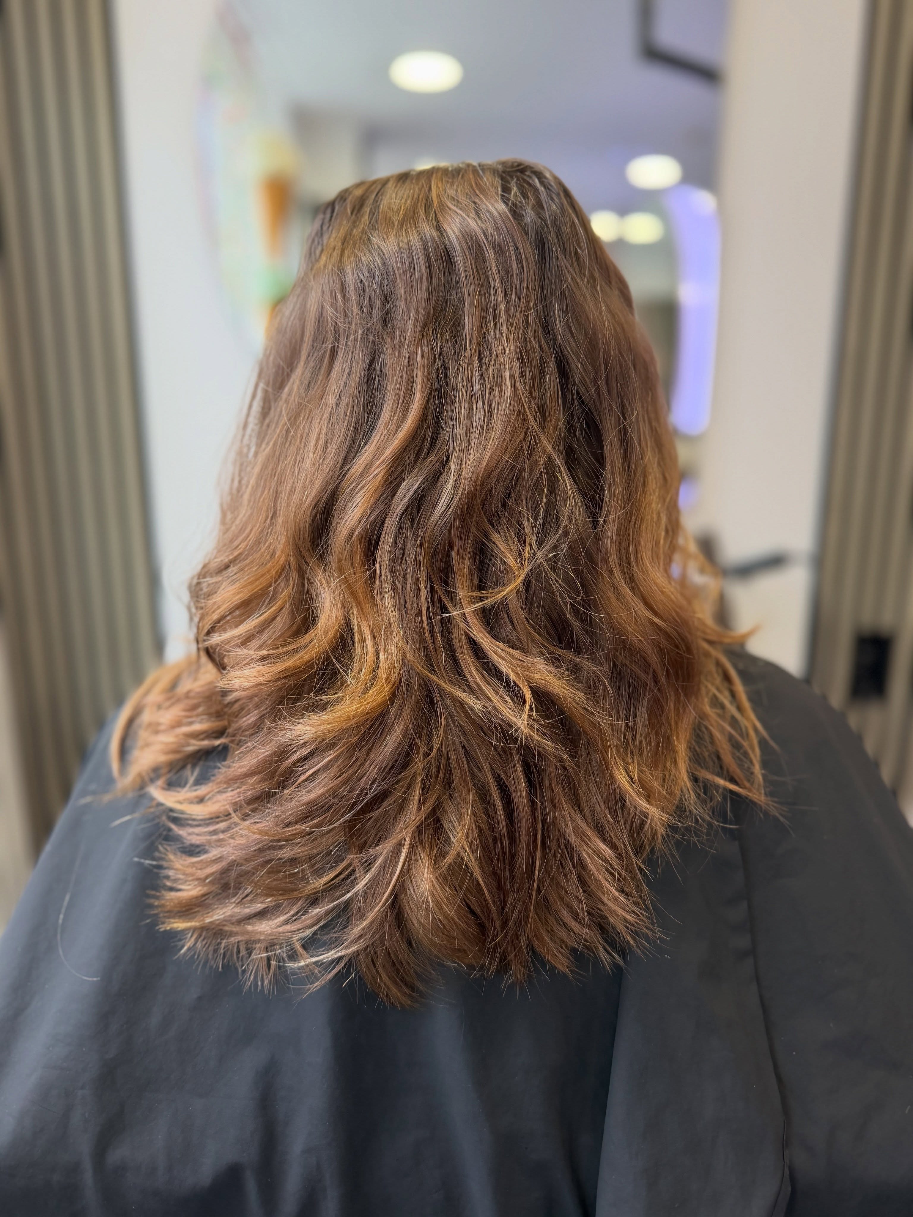 Balayage Refresh ✨🤎
Die Kundin wünschte sich, ihre Balayage wieder etwas höher zu setzen – dabei aber weiterhin natürlich und soft zu bleiben und nicht zu blond zu werden.
Dafür haben wir mit einer Foilyage gearbeitet und im Anschluss mit Shinefinity ein Glossing gesetzt. ✨
Das Ergebnis: natürliche, warme Dimension, weiche Übergänge und ganz viel Glanz, genau die richtige Mischung aus aufgefrischt und trotzdem natürlich.
#bremen #foliage #shinefinity #bremenarsten #beforeandafter