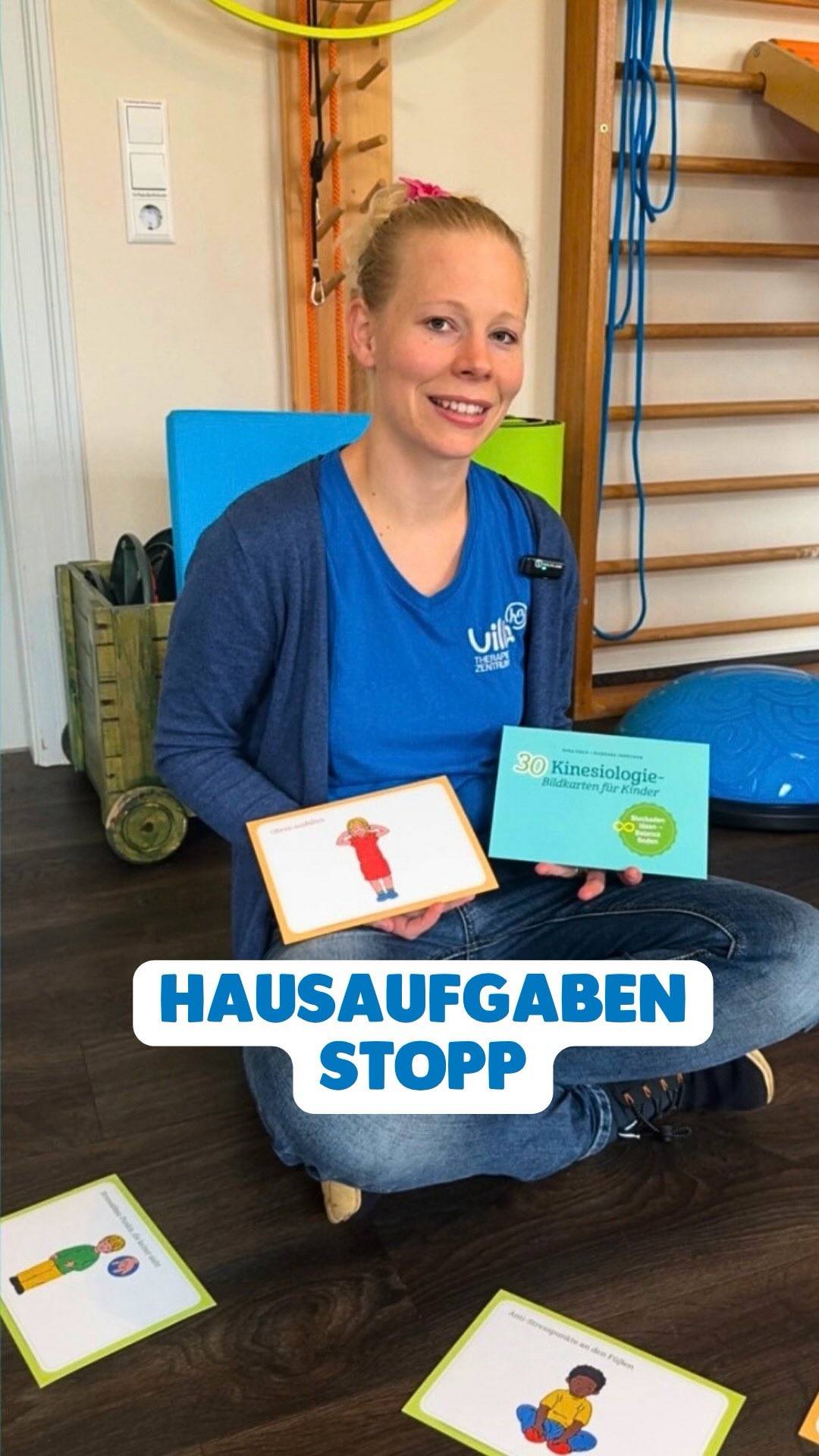 Im Video zeigt euch unsere Lerntherapeutin Jessica wie ihr mit kinesiologischen Lernkarten kurze Pausen 💆♀️ in die Hausaufgabenzeit eurer Kinder einbauen könnt.
Eine Möglichkeit ist das👂“Ohren ziehen, indem ihr mit mit Daumen und Zeigefinger sanft von oben nach unten und nach außen massiert bzw. die Ohren „entfaltet“.
Wenn die Konzentration nachlässt oder der Kopf voll ist, können kurze Bewegungs- und Entspannungspausen helfen, wieder ruhig und aufmerksam weiterzulernen.
❗️Wichtig: Die Übung soll angenehm sein, ohne starkes Ziehen oder Druck.
👉 Probiert es gemeinsam zu Hause aus: 🙏🏻 Lernpause einlegen, Ohren sanft ausstreichen, tief durchatmen und dann mit frischem Kopf weitermachen.
#villah3therapiezentrum #lerntherapie #lernpause #kinesiologie #konzentration